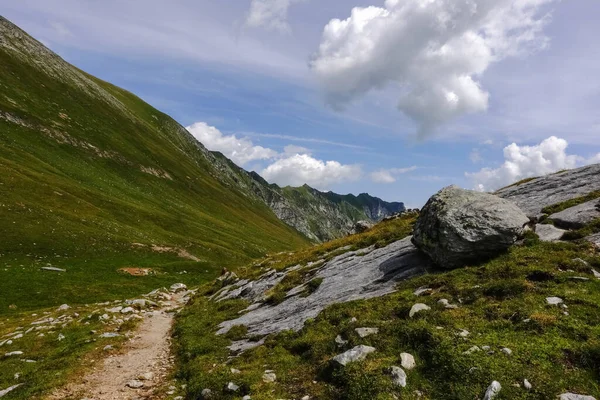 Pojedyncza Runda Ogromna Skała Plattform Pobliżu Szlaku Turystycznego Górach Austrii — Zdjęcie stockowe