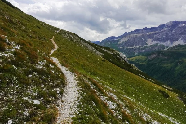 Steiler Kleiner Wanderweg Auf Einem Berg Österreich Urlaub — Stockfoto