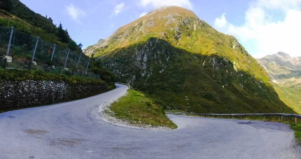 Yeşil Dağ Manzaralı Inanılmaz Köri Yolu — Stok fotoğraf