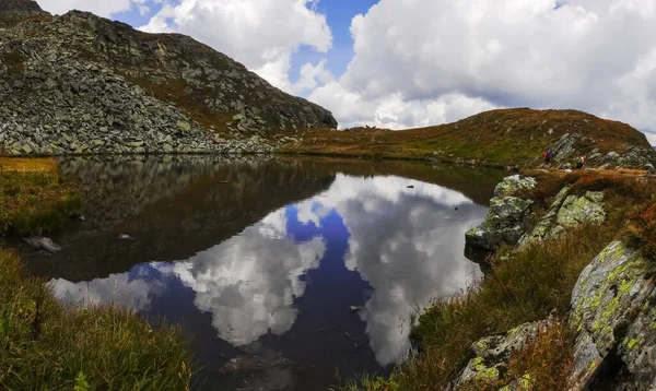 Reflexões Surpreendentes Céu Uma Vista Panorâmica Clara Lago Montanha — Fotografia de Stock