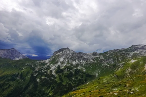 Utsikt Över Fantastiska Bergslandskap Och Täta Moln Sommaren — Stockfoto