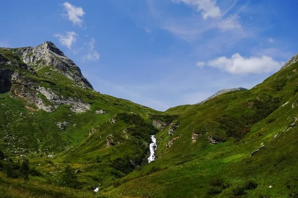 Yazın Mavi Gökyüzü Olan Yeşil Bir Dağ Manzarasında Beyaz Şelale — Stok fotoğraf