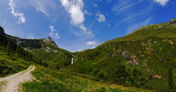 Cascata Bianca Paesaggio Montagna Verde Con Vista Panoramica Cielo Blu — Foto Stock