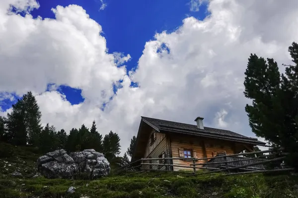 Houten Alpine Hut Met Een Hek Een Heuvel Met Verbazingwekkende — Stockfoto
