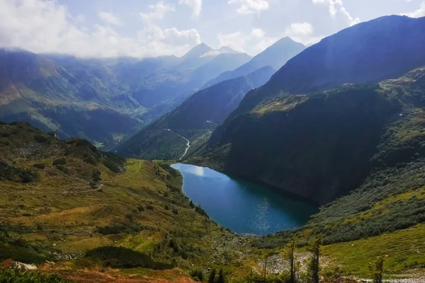 Wunderschöner Blauer Bergsee Mit Einer Bergkette Hintergrund Von Oben — Stockfoto