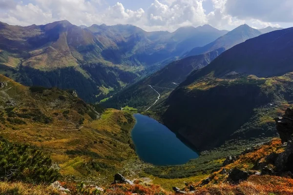 Hluboké Modré Horské Jezero Obrovské Horské Přírodní Rezervace Rakousku — Stock fotografie