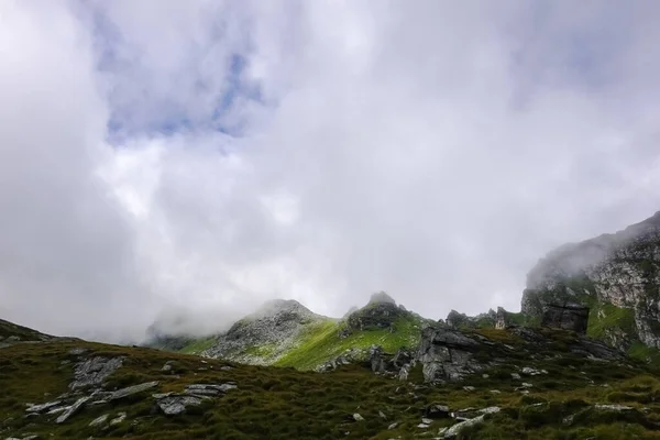 Nuages Denses Brouillard Sur Les Sommets Chaîne Montagnes — Photo