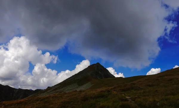 Pioggia Grigia Scura Una Montagna Piccante Estate Austria — Foto Stock