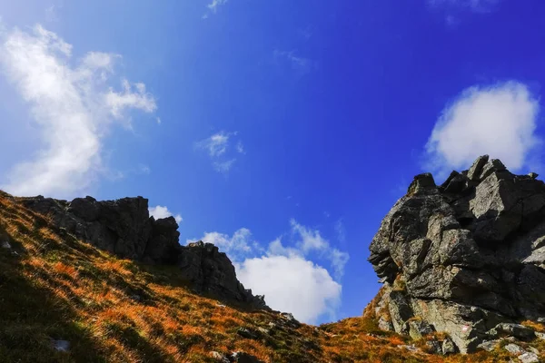 Głębokie Błękitne Niebo Miękkimi Chmurami Kolorowym Górskim Krajobrazie Austrii — Zdjęcie stockowe