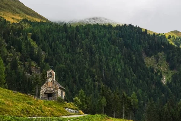Mooi Oud Kerkje Een Groen Berglandschap — Stockfoto
