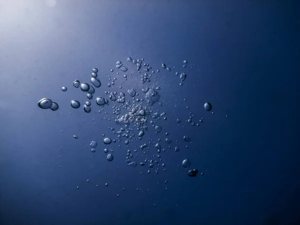 Sok Kis Buborékok Kék Tiszta Víz Egy — Stock Fotó