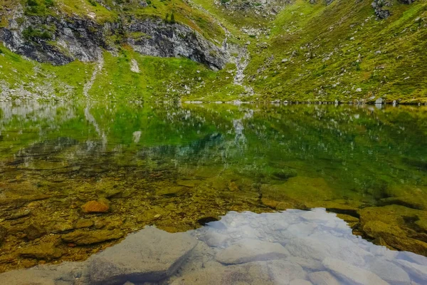 Muchas Piedras Que Yacen Orilla Lago Montaña Claro Increíble —  Fotos de Stock