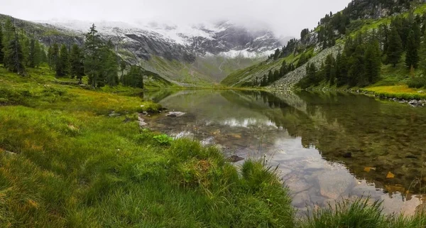 Reflexões Lago Montanha Claro Com Neve Uma Montanha Alta Vista — Fotografia de Stock