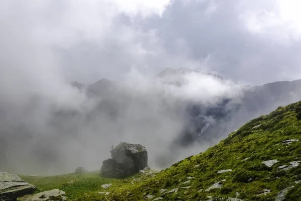 Одинокий Камень Зеленом Лугу Густым Туманом Над Высокими Горами Небольшим — стоковое фото