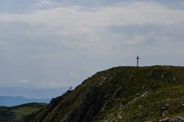 Bergkruising Een Berg Een Staande Wandelaar Oostenrijk Vakantie — Stockfoto