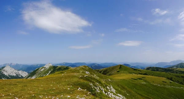 Які Хмари Блакитному Небі Зеленому Гірському Пейзажному Панорамі — стокове фото