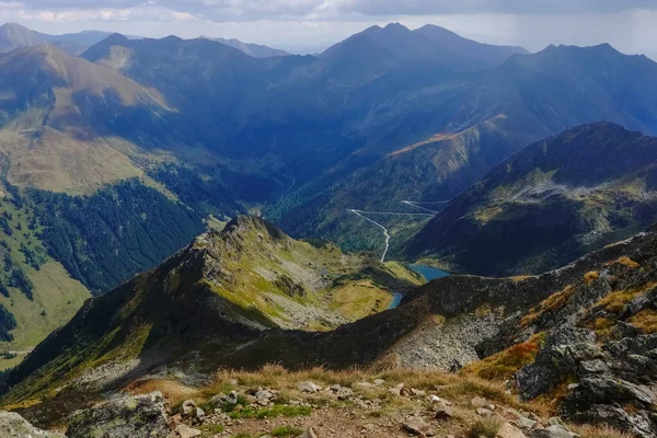 Auf Dem Gipfel Stehend Und Beim Wandern Ins Tal Mit — Stockfoto