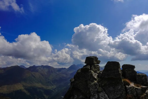 Única Roca Cuadrada Encuentra Cima Una Montaña Puntiaguda Con Cielo —  Fotos de Stock