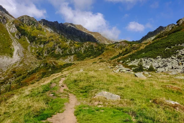 Pequeño Camino Para Excursionistas Través Verdes Montañas Con Cielo Azul — Foto de Stock