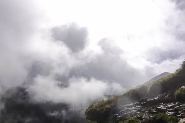 Nevoeiro Muito Denso Com Luz Solar Brilhante Nas Montanhas Enquanto — Fotografia de Stock
