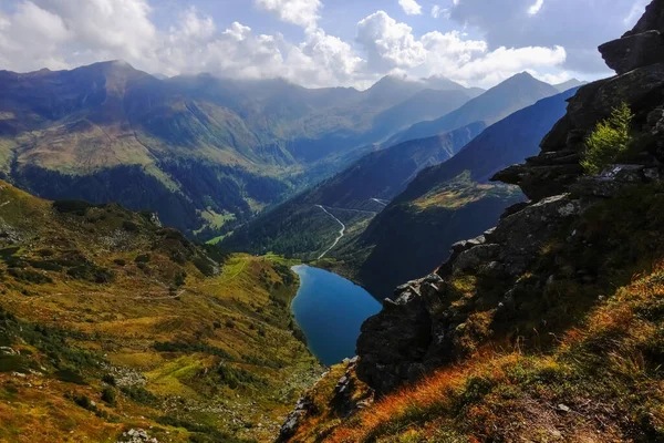 Blick Auf Einen Tiefblauen Bergsee Einem Naturschutzgebiet Aus Österreich Urlaub — Stockfoto
