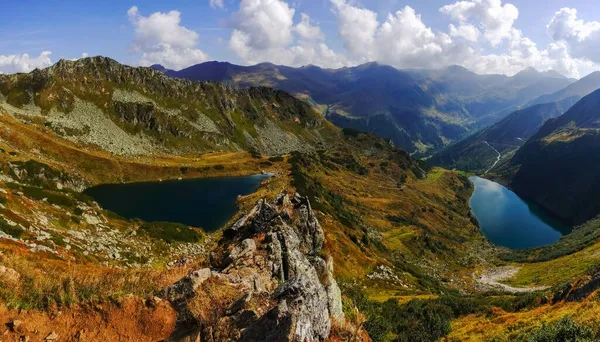 Zwei Wunderschöne Blaue Bergseen Mit Blick Auf Eine Naturlandschaft — Stockfoto