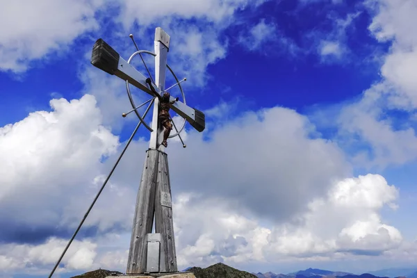 Sommet Croix Avec Jésus Vue Sur Ciel Bleu Avec Des — Photo