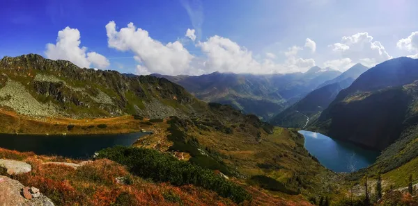Dos Increíbles Lago Montaña Azul Con Una Cordillera Vista Fondo —  Fotos de Stock
