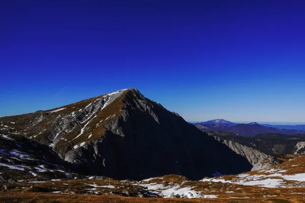 Cielo Blu Intenso Alta Montagna Con Una Croce Sommitale — Foto Stock