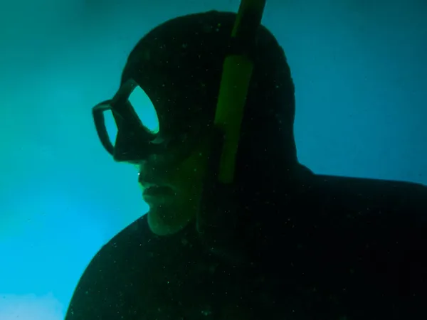 Uomo Mentre Apnea Muta Subacquea Maschera Profondità Con Acqua Fredda — Foto Stock