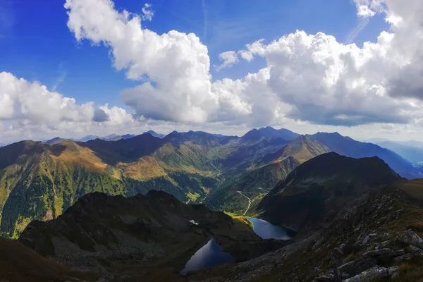 Wunderbare Weite Aussicht Auf Zwei Seen Und Eine Bunte Bergkette — Stockfoto