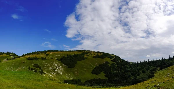 Чудові Зелені Пагорби Панорамним Видом Блакитне Небо Білі Хмари — стокове фото