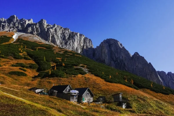 Alpine Hutten Het Midden Van Een Bergketen Oostenrijk Vakantie — Stockfoto