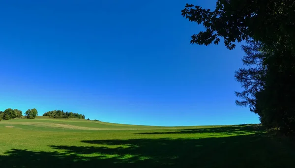 Csodálatos Zöld Dombos Táj Rét Bokrok Kék Panoráma Kilátás — Stock Fotó