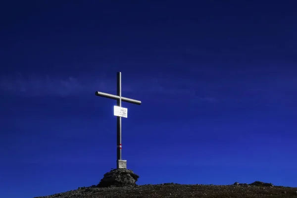 Close Van Een Zilveren Top Kruis Met Diepe Blauwe Lucht — Stockfoto