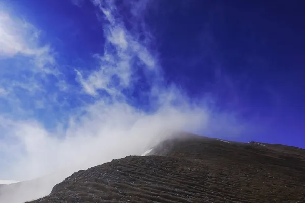 Sterke Stroming Van Witte Mist Naar Blauwe Lucht Tijdens Het — Stockfoto