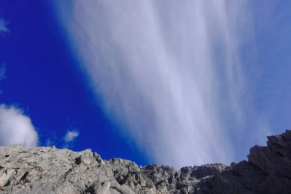 Amplia Corriente Fuerte Cielo Azul Mientras Camina Las Montañas — Foto de Stock