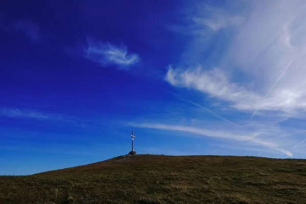 Cumbre Croos Una Colina Verde Con Nubes Suaves Cielo Azul —  Fotos de Stock