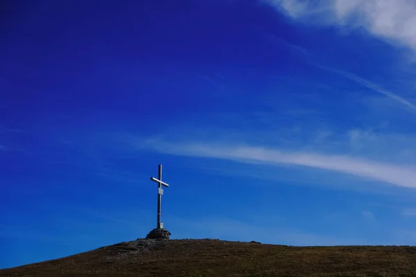 青い空に雲が浮かぶ緑の丘の頂上クロス詳細表示 — ストック写真