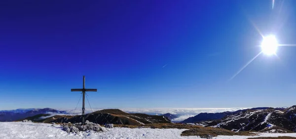 山頂上から雪と青い空と輝く太陽のパノラマビュー — ストック写真