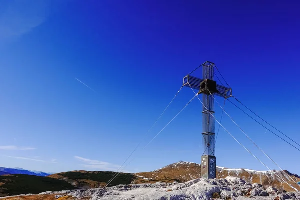 在澳大利亚的一座高山上 有许多绳索和蓝天交叉在山顶上 — 图库照片