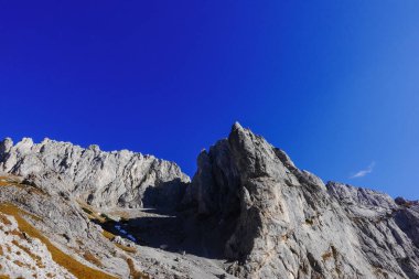 Sonbahar panoramasında güzel havada yürüyüş yaparken muhteşem kayalık dağlar.