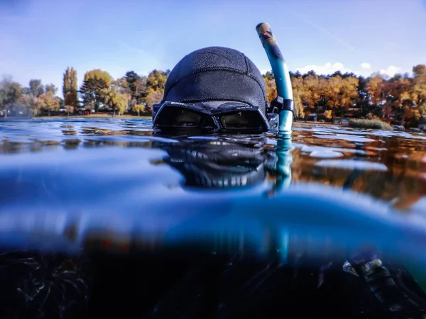 Selfie Freediver Com Vista Metade Acima Abaixo Água Lago — Fotografia de Stock