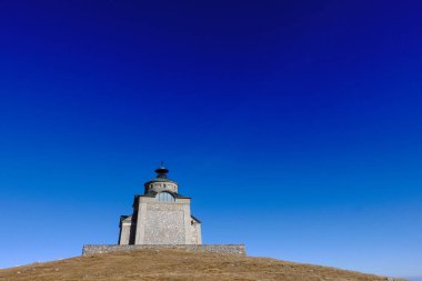 Avustralya 'da yüksek bir dağdaki küçük bir kilisenin üzerinde derin mavi gökyüzü.