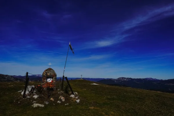 Altes Grab Aus Einer Wolke Auf Einem Berg Der Nähe — Stockfoto