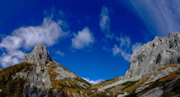 Sziklás Hegyi Táj Két Csúcs Kék Panoráma — Stock Fotó