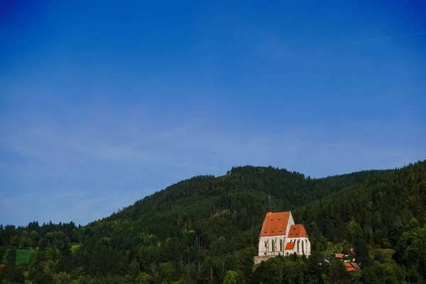 Una Sola Iglesia Una Colina Con Bosque Cielo Azul Otoño — Foto de Stock