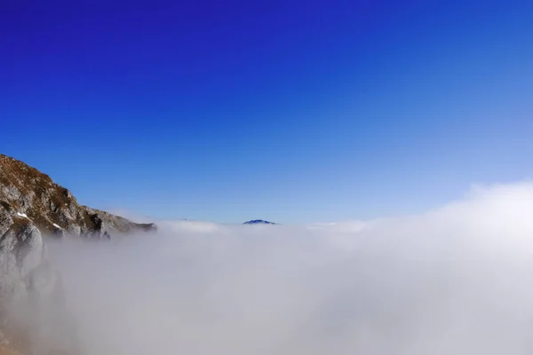 Дуже Щільний Туман Під Блакитним Небом Під Час Походу Гору — стокове фото