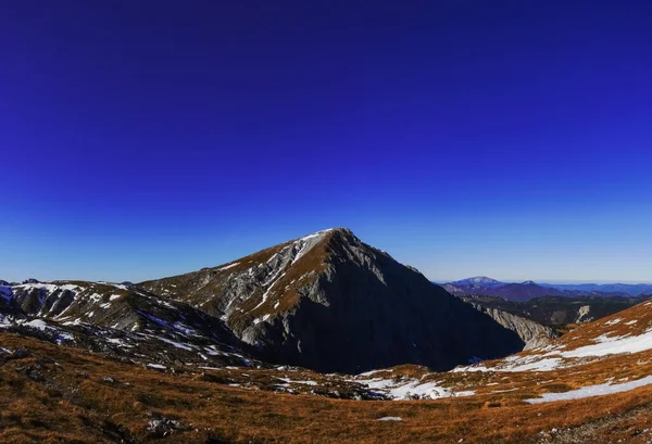 Cielo Azul Profundo Sobre Una Alta Montaña Con Una Vista —  Fotos de Stock