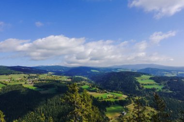 Arazi, orman ve dağlarla dolu yeşil bir arazi. Avustralya 'da mavi gökyüzünde bulutlar.